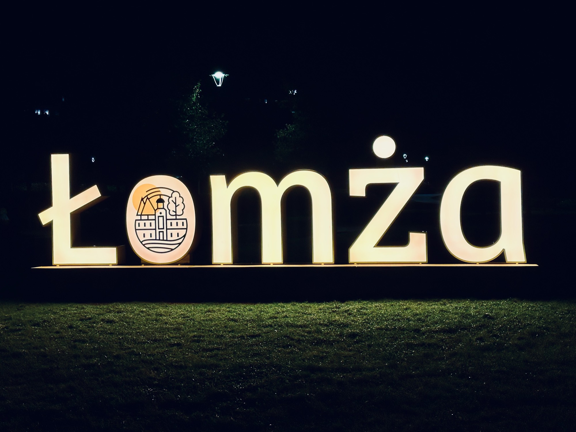 Podświetlony przestrzenny napis Łomża z herbem miasta, wieczorem